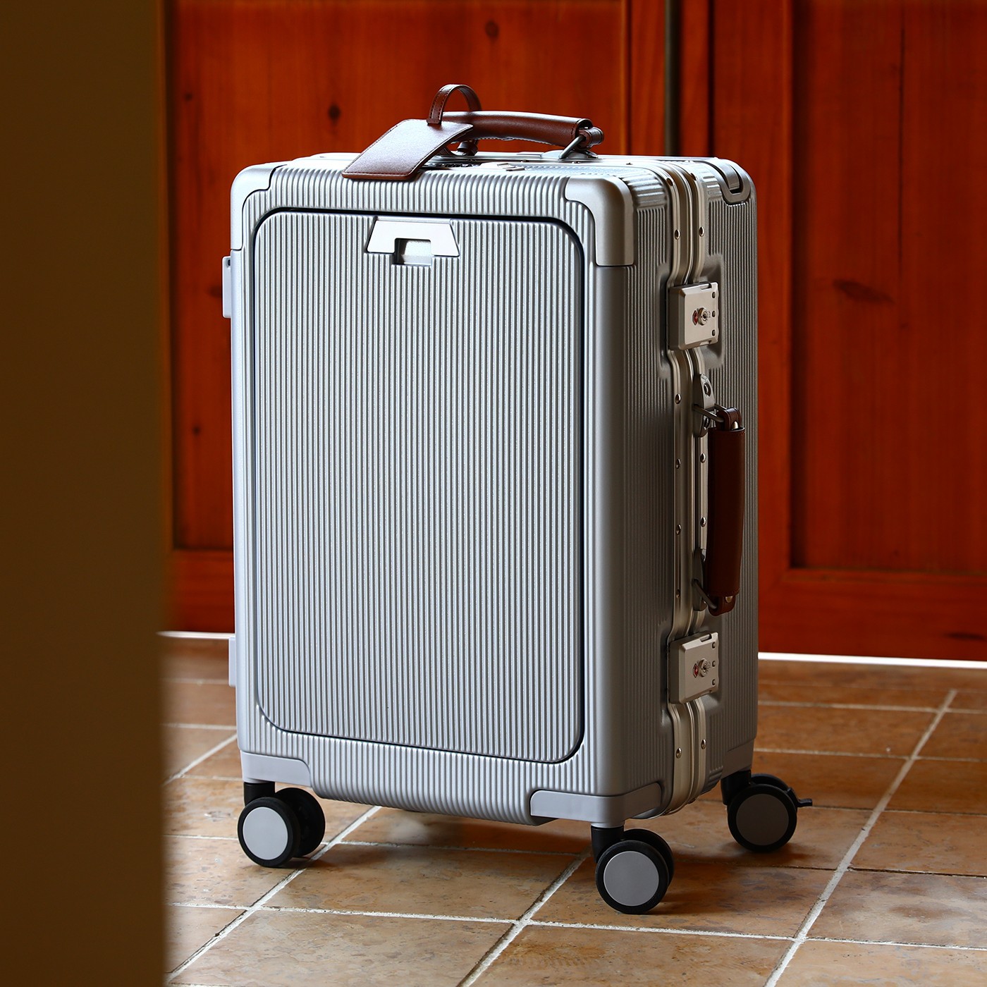 Aluminum Frame Carry On Luggage - กระเป๋าเดินทางล้อลากขนาดใหญ่ ใส่ขึ้นเครื่องได้ โครงอะลูมิเนียม ล็อครหัส รหัสผ่าน ล้อหมุนได้